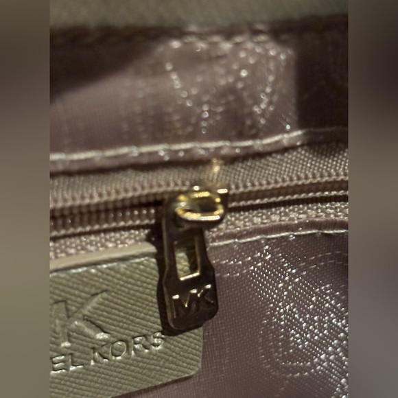 MICHAEL KORS SIDE CROSSBODY BAG MONOGRAM PRINT WITH GOLD TONE HARDWARE MINT COND - Picture 6 of 8